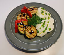 Салат с печëными овощами и моцареллой