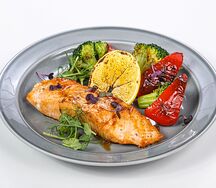 Лосось под соусом понзу и печеными овощами