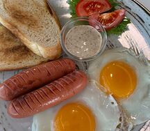 Завтрак с румянами сосисками и глазуньей