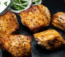 Окорок свинoй на углях