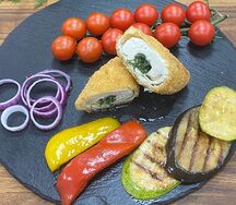 Котлета по-киевски, с гарниром из овощей на гриле