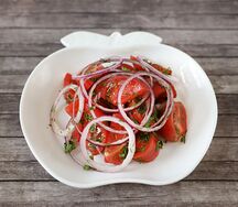 Помидоры с луком