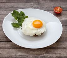 Бифштекс с яйцом