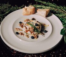 Жареный Камамбер с медом и орехами
