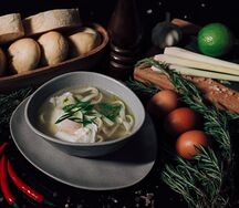 Куриный бульон с яйцом