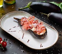 Запеченный баклажан с пармой и страчателлой