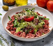 Теплый салат с щечками и соусом песто