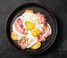 Глазунья с беконом и картофелем 