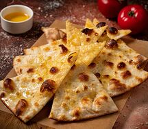 Фокачча с пармезаном и чесночным маслом