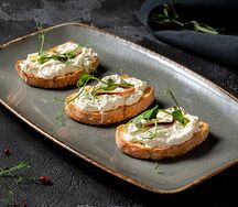 Брускетта с анчоусом и страчателлой