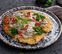 Куриный шницель с грибным жюльеном