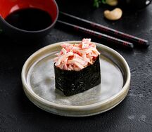 Гункан с крабом