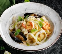 Паста с морепродуктами и соусом биск