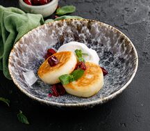 Сырники со сметаной и домашним вареньем