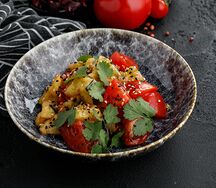 Салат с хрустящими баклажанами и спелыми томатами