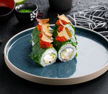 Ролл с креветкой, шпинатом и красной икрой