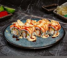 Фирменный ролл с лососем и креветкой