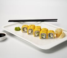 Ролл с опаленным сыром чеддер и крабом