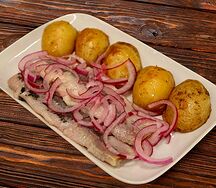 Селедка с картошкой и красным луком