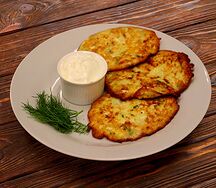 Драники из кабачков и картошки со сметаной