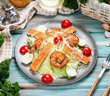 Салат Цезарь с креветками