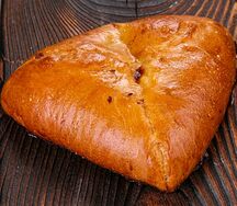 Пирожок с ветчиной и сыром
