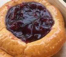 Ватрушка с вишневым конфи