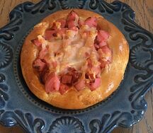 Пицца с сосиской и сыром мини