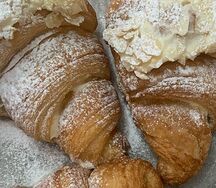 Круассан миндальный с заварным кремом
