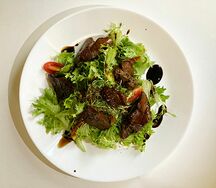 Салат из свежей зелени с теплой куриной печенью