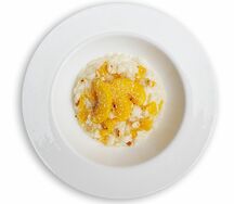 Каша рисовая на молоке с персиками, орехами и кокосом