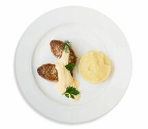 Куриные котлеты с пюре и сырным соусом