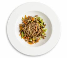 Гречневая лапша Wok с говядиной и овощами