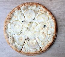Пицца с грушей и сыром Горгонзола