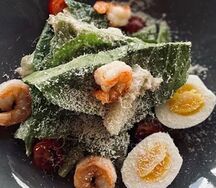 Салат Цезарь с креветками