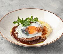 Бифштекс из мраморной говядины с яйцом и сливочным пюре