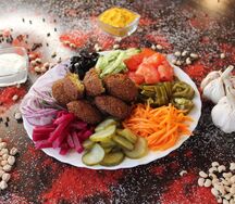 Фалафель на тарелке