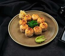 Запеченный ролл Шу с острым лососем