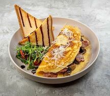 Омлет с грибами и беконом