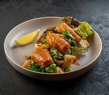 Салат с лососем и баклажаном фри