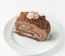 Рулет с шоколадом и черной смородиной