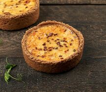 Киш с красной рыбой и луком-пореем