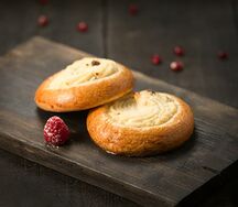 Ватрушка с творогом и изюмом