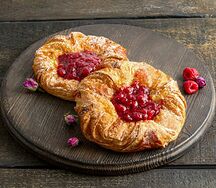 Слойка с брусникой