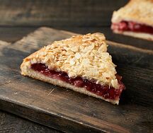 Пирог с яблоком и брусникой