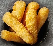 Сырные палочки с брусничным соусом