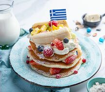 Панкейки со свежими фруктами и греческим йогуртом