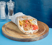 Традиционный греческий гирос в пите с курицей