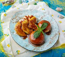 Сырники с карамелизированными грушами и йогуртом