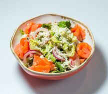 Зеленый салат с копчёным лососем